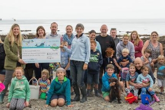 frugi_presents_cwt_with_a_cheque_-_photo_credit_frugi