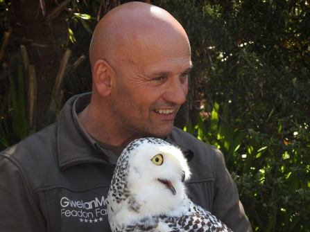 Gary Zammitt and Wiggy the snowy owl, photo by John and Pearl Lewis(1)